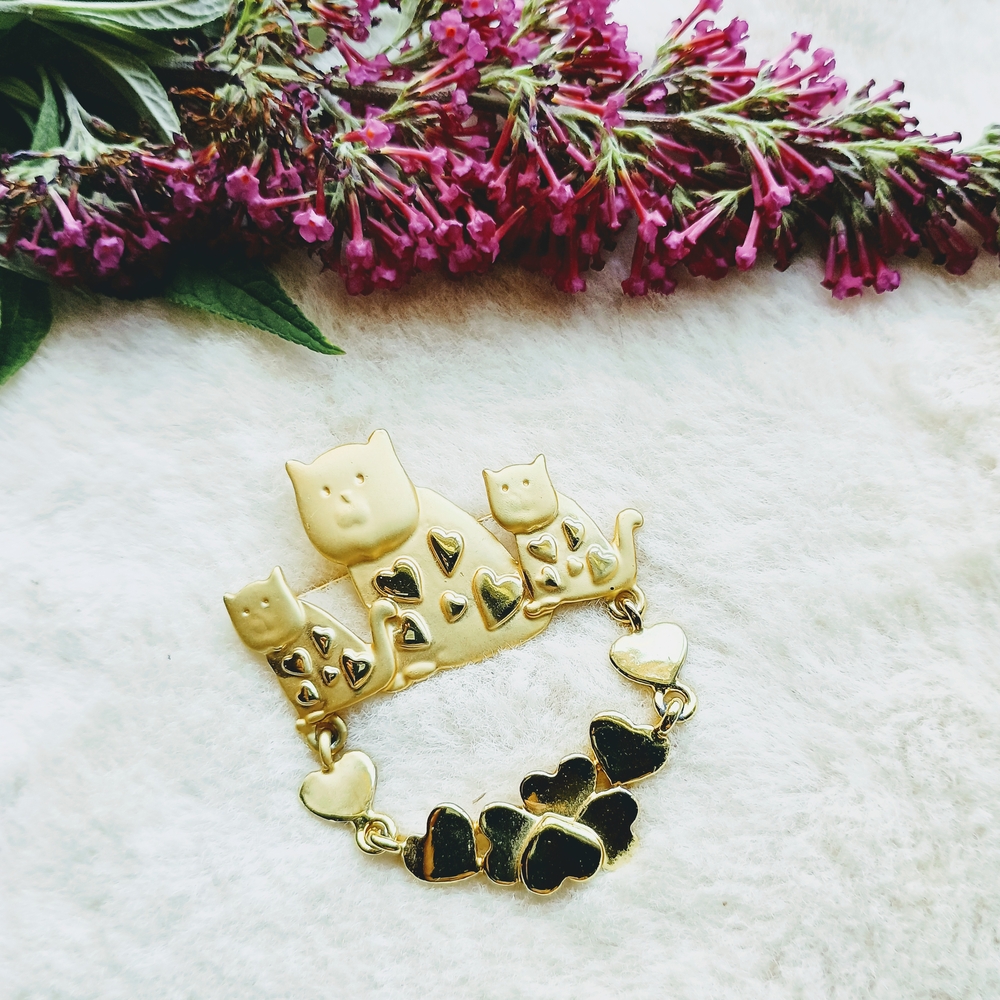 Vintage matte gold tone fanciful cat family & hearts brooch signed AJC, cat lady - Picture 5 of 5